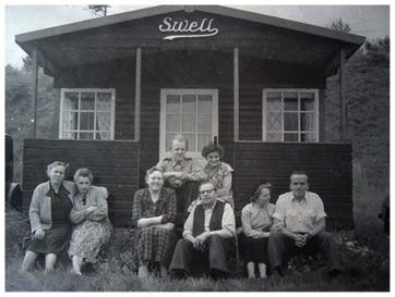 VED STRANDEN 12 - LYSTRUP STRAND, familien Kristensen foran Swell i 1940erne.jpg